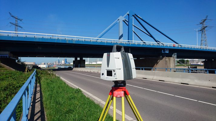 Scannen van brug met zware terrestrial 3D scannner Leica P40